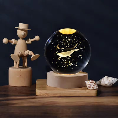 6cm 3D Art Crystal Ball Night Light Urodziny Prezent Nocne Światło Drewniane Światło Podstawa Lampa Stołowa Dekoracja