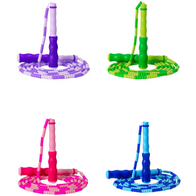 Zmienna długość sznurka skokowego z miękką linią nylonową i designem uchwytu falowego zapewniający wygodny uchwyt i skuteczne treningi