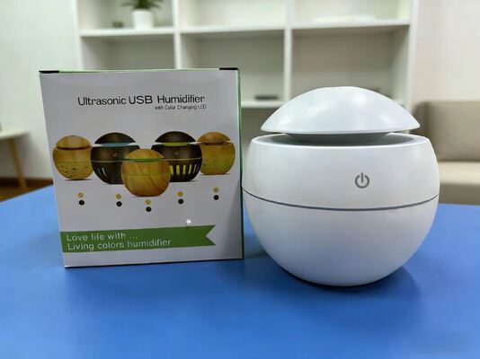 Szczupły, minimalistyczny dyfuzor z drewnianym wykończeniem i niesklizniającą podstawą