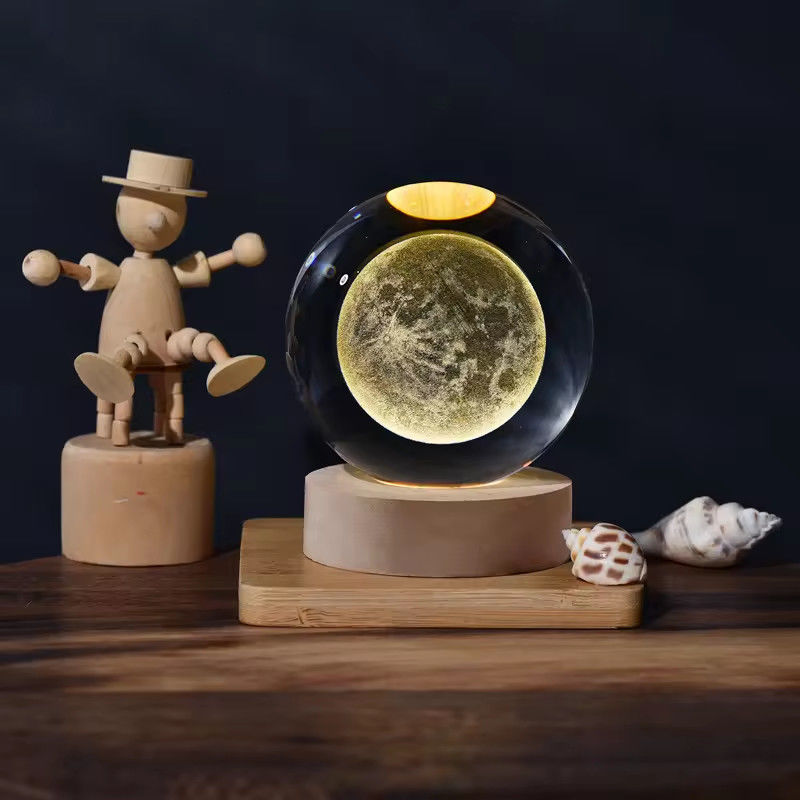 6cm 3D Art Crystal Ball Night Light Urodziny Prezent Nocne Światło Drewniane Światło Podstawa Lampa Stołowa Dekoracja
